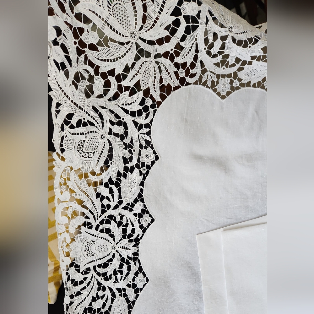 WIDE VINTAGE ITALIAN LACE TABLECLOTH AND NAPKINS